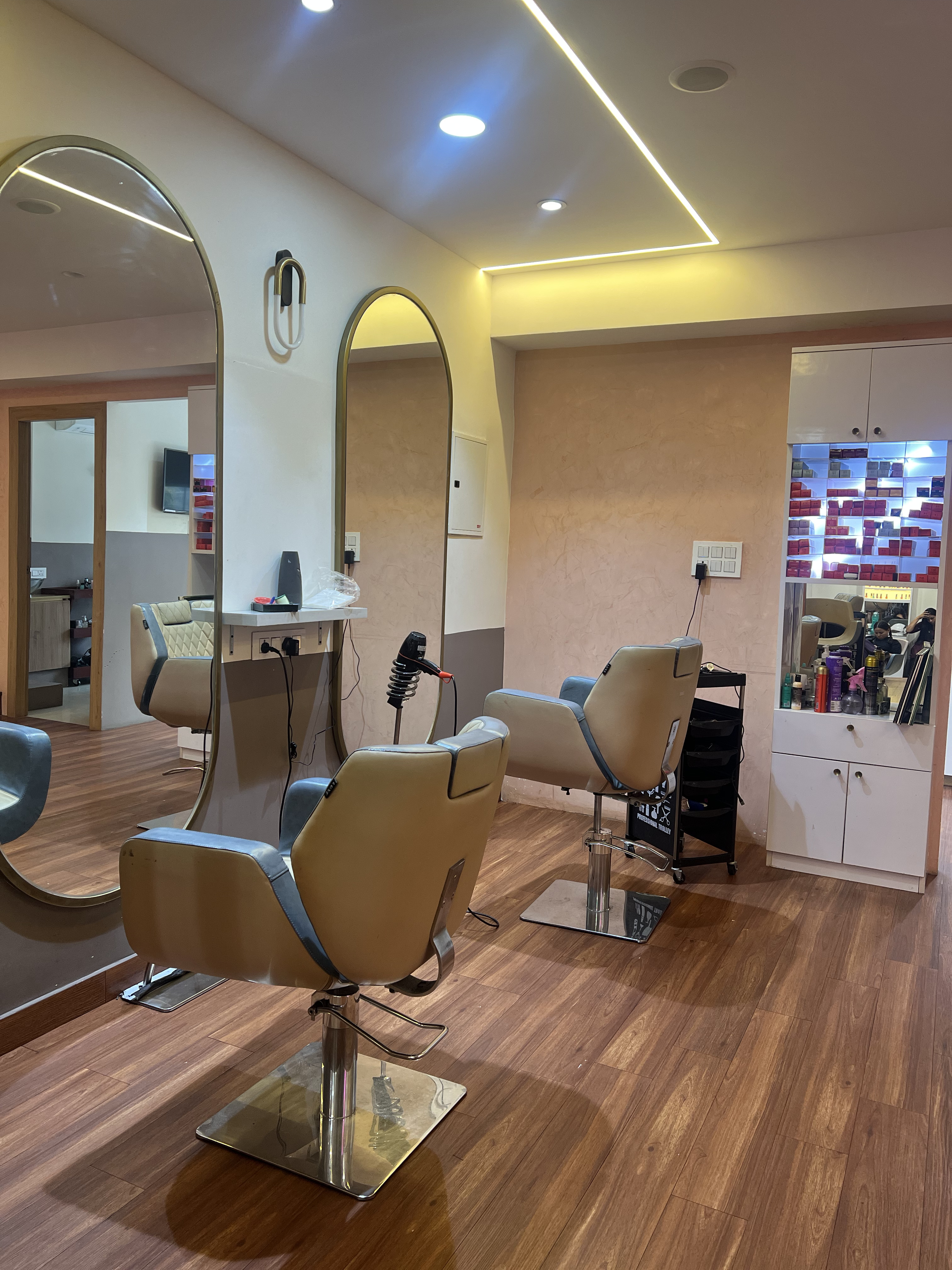 Studio Luxe Salon high-end beauty salon interior